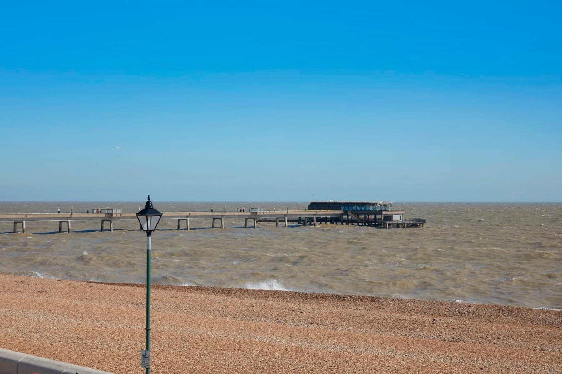 Spacious Beach Front Apartment With Stunning Sea Views ディール エクステリア 写真