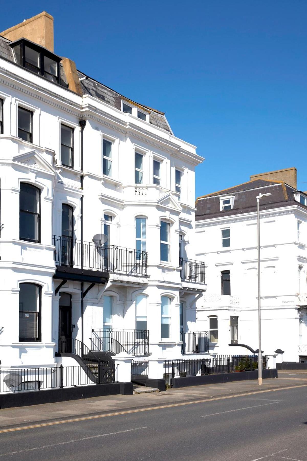 Spacious Beach Front Apartment With Stunning Sea Views ディール エクステリア 写真